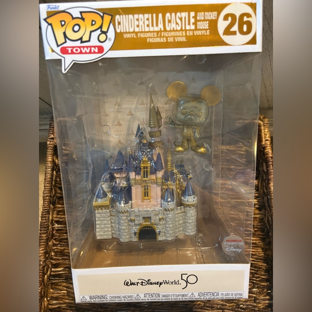 Funko POP! 26 Walt Disney World 50th Castle and Golden Mickey